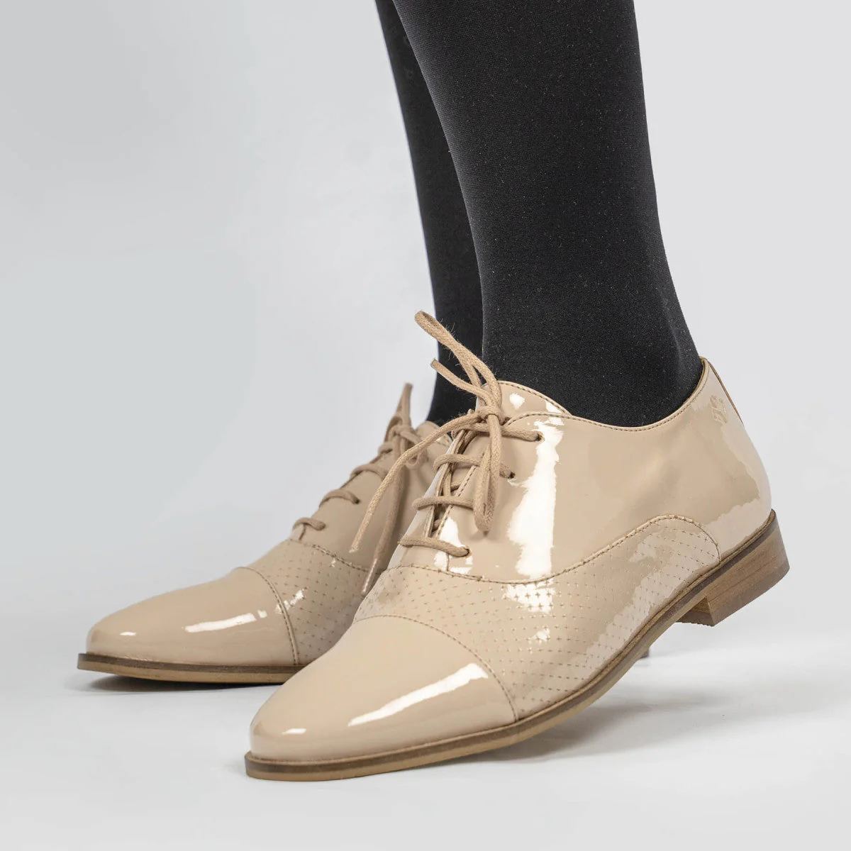 Richelieu Beige brillant pour femmes Aïko - Image 4