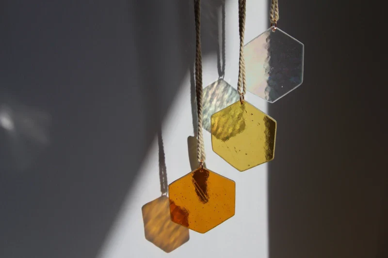 Attrape soleil fabriqué à la main en verre cathédrale et verre irisé - Image 2
