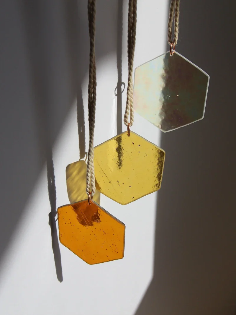 Attrape soleil fabriqué à la main en verre cathédrale et verre irisé - Image 3