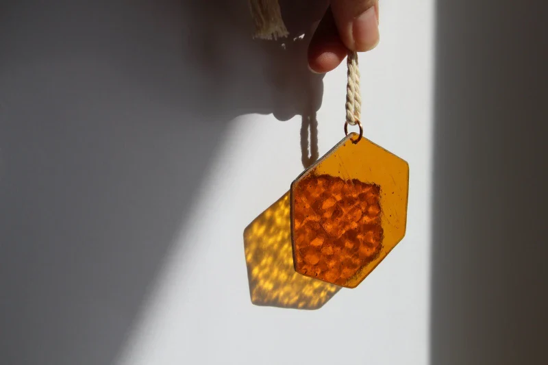 Attrape soleil fabriqué à la main en verre cathédrale et verre irisé - Image 7
