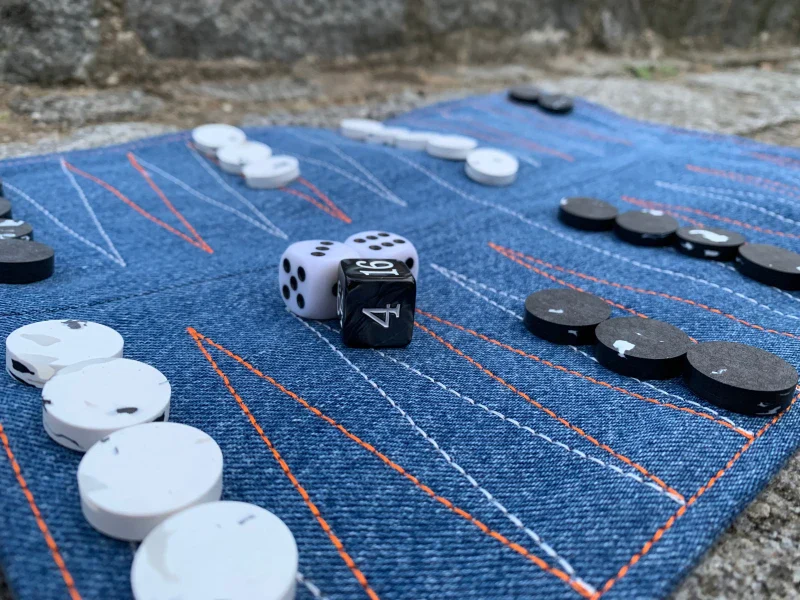 Backgammon de voyage éco-conçu fait en France - Bleu jean - Image 2