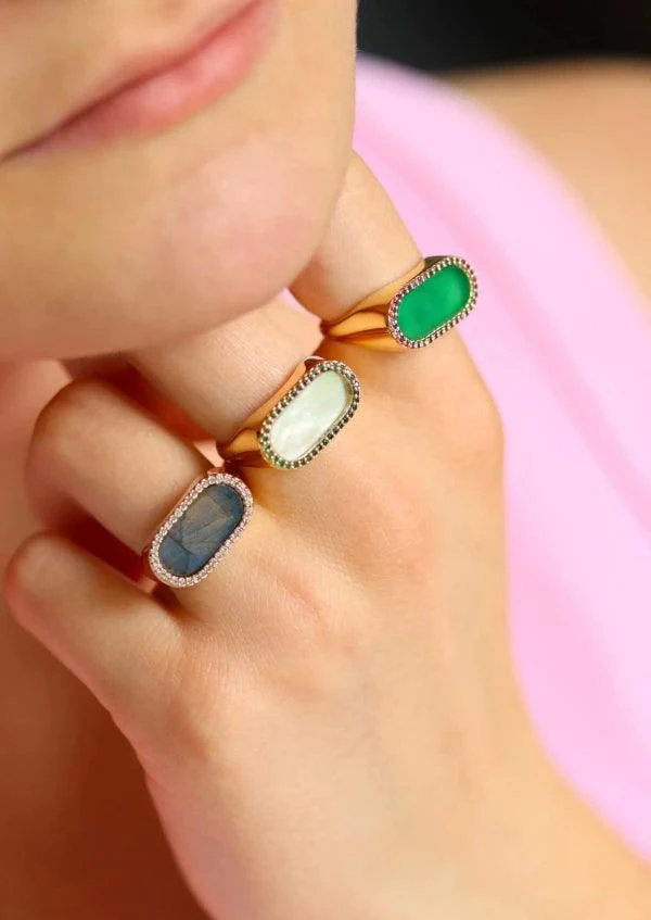 Bague dorée avec une pierre labradorite - Ernestine - Image 3