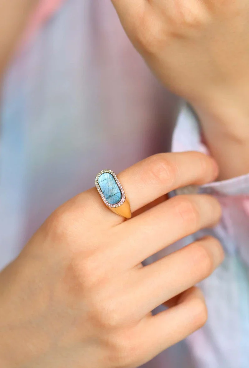 Bague dorée avec une pierre labradorite - Ernestine - Image 4