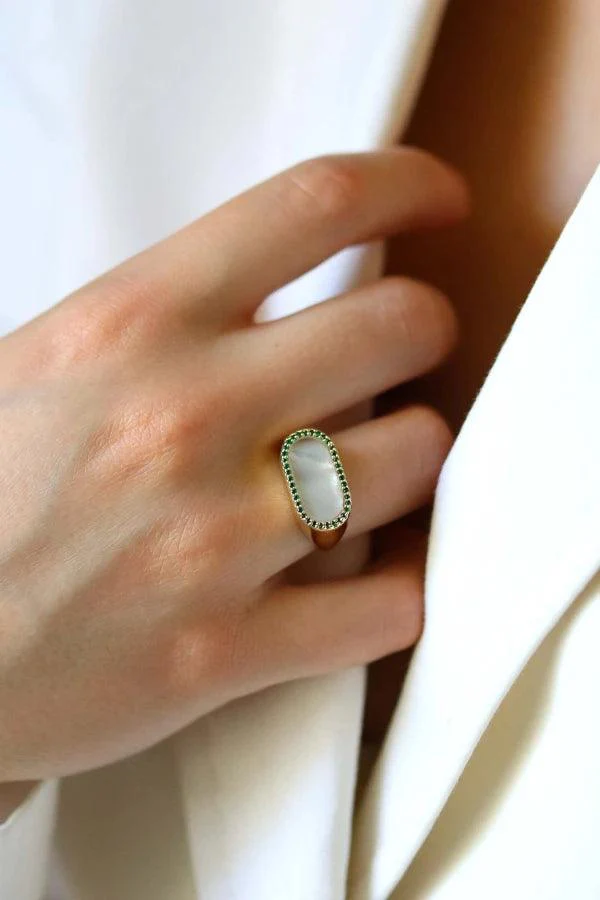 Bague dorée avec une pierre nacre - Ernestine - Image 2