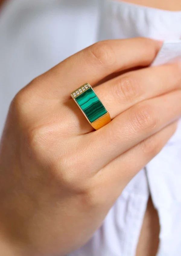 Bague plaqué or et pierre Malachite rectangle I Augustine - Image 4