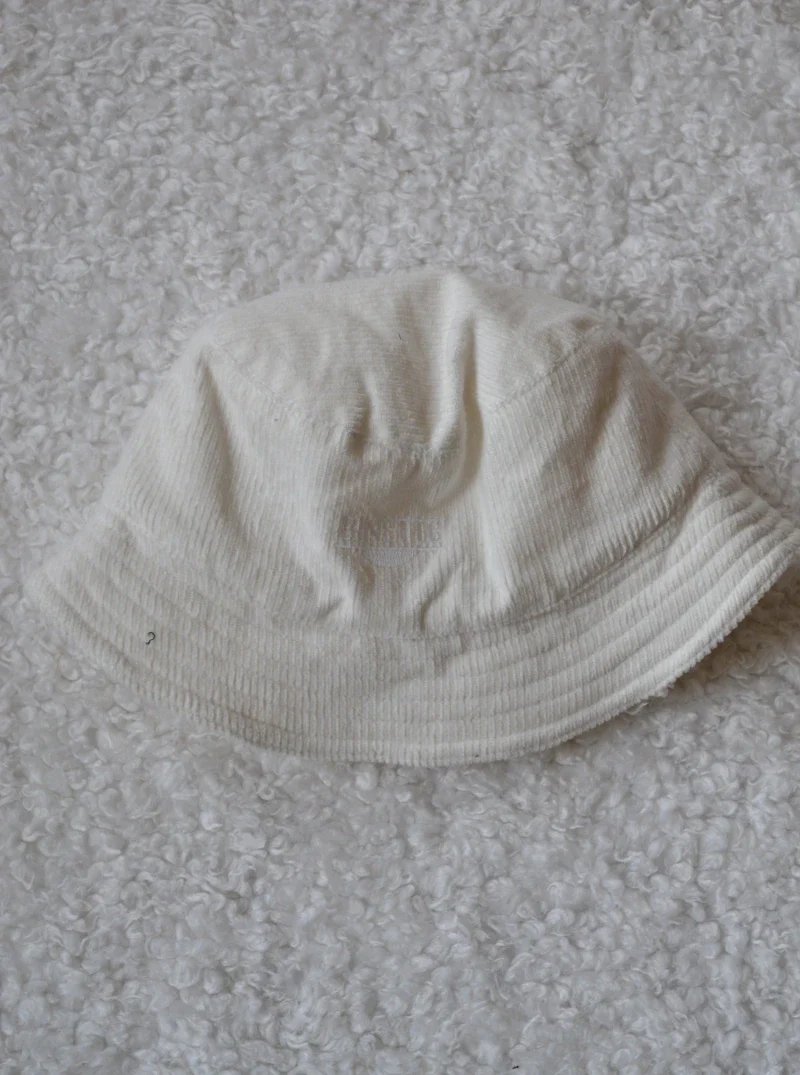 Bob réversible upcyclé blanc - Image 6