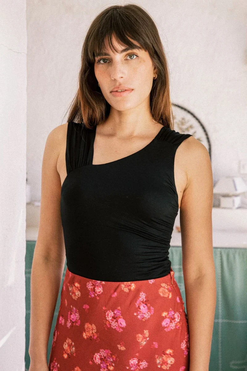 Body noir asymétrique avec bretelles froncées - Nolana - Image 2