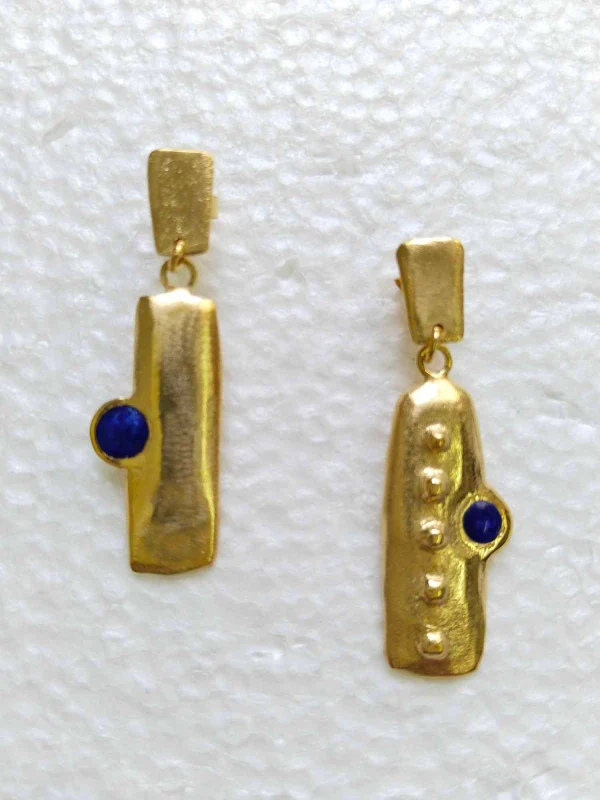 Boucles d'oreilles asymétriques dorée avec émail - Faces - Image 2