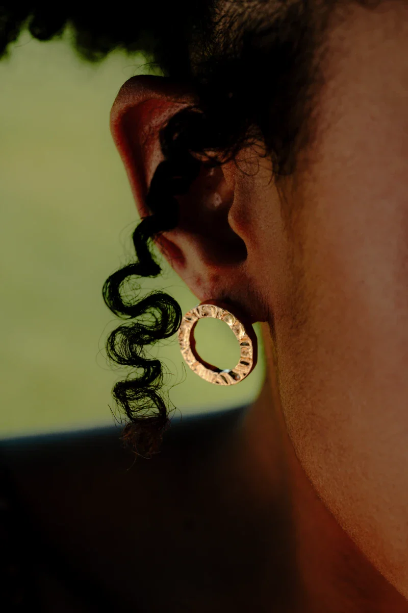 Boucles d'oreilles puces en métal martelé fait main - Image 3