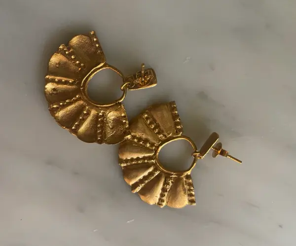 Boucles d'oreilles dorée éventail - Image 4