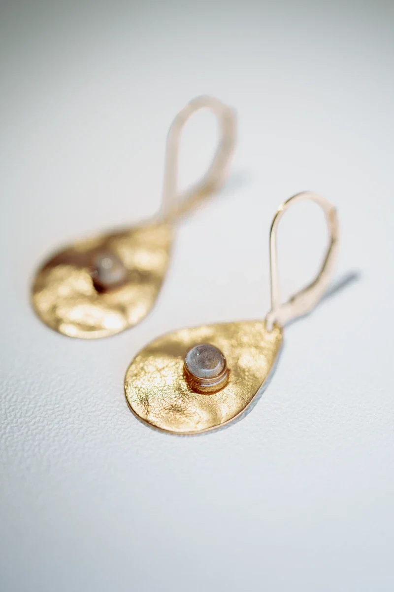 Boucles d'oreilles en forme de gouttes martelées avec pierres fines naturelles