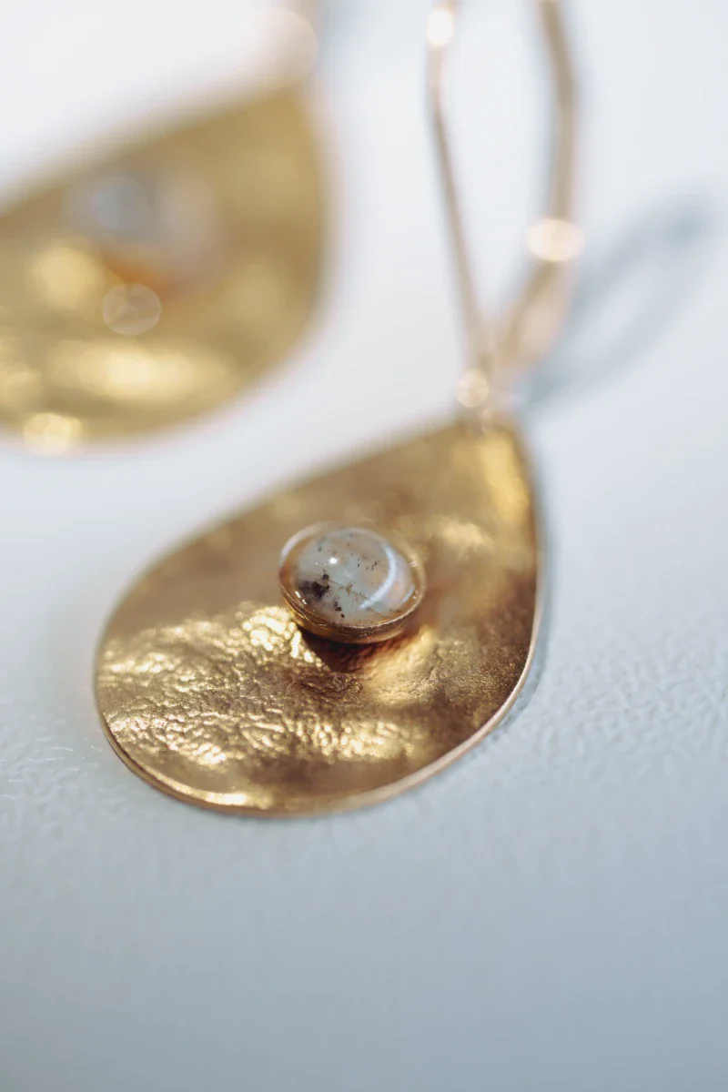Boucles d'oreilles en forme de gouttes martelées avec pierres fines naturelles - Image 2