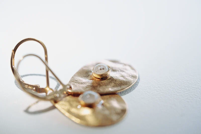 Boucles d'oreilles en forme de gouttes martelées avec pierres fines naturelles - Image 3