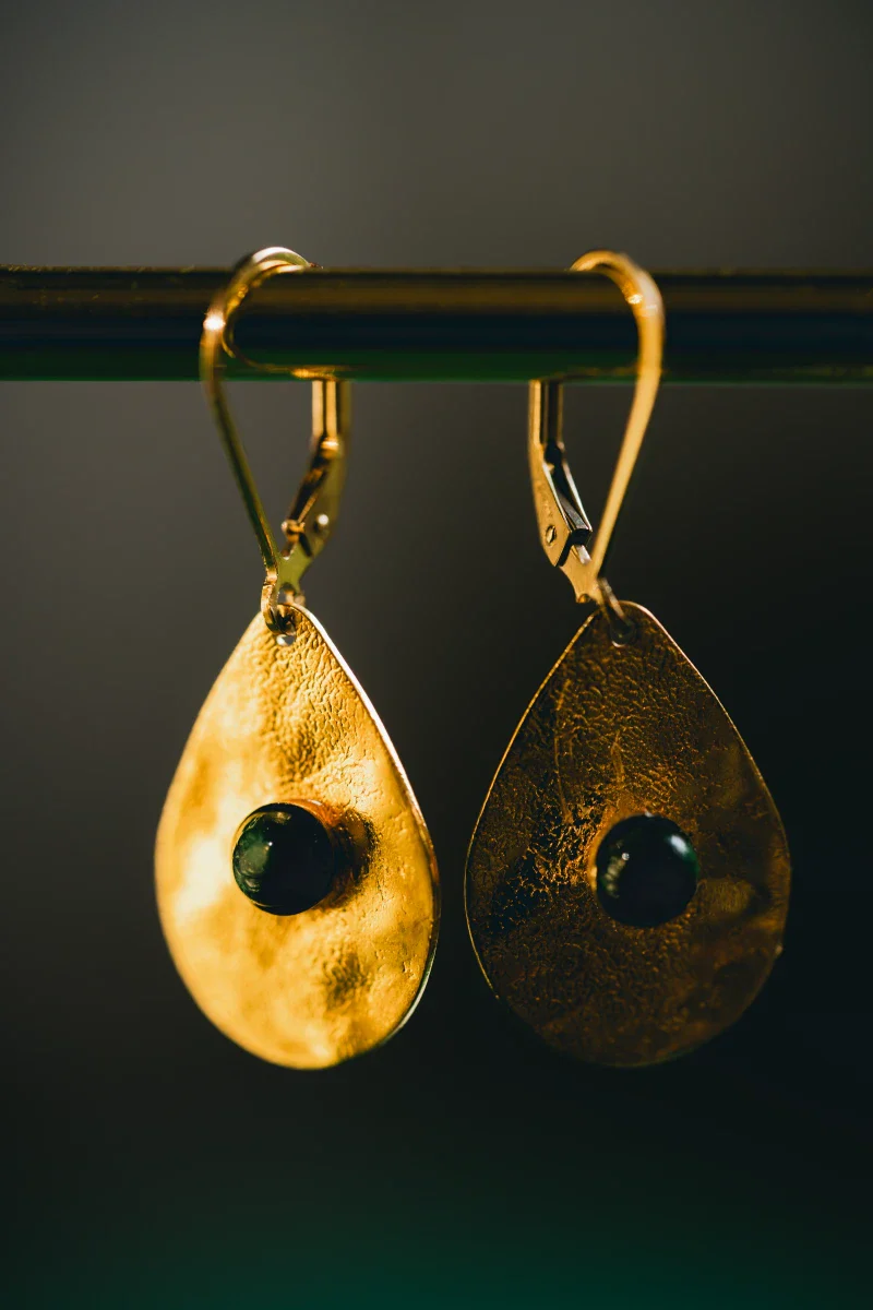Boucles d'oreilles en forme de gouttes martelées avec pierres fines naturelles - Image 4