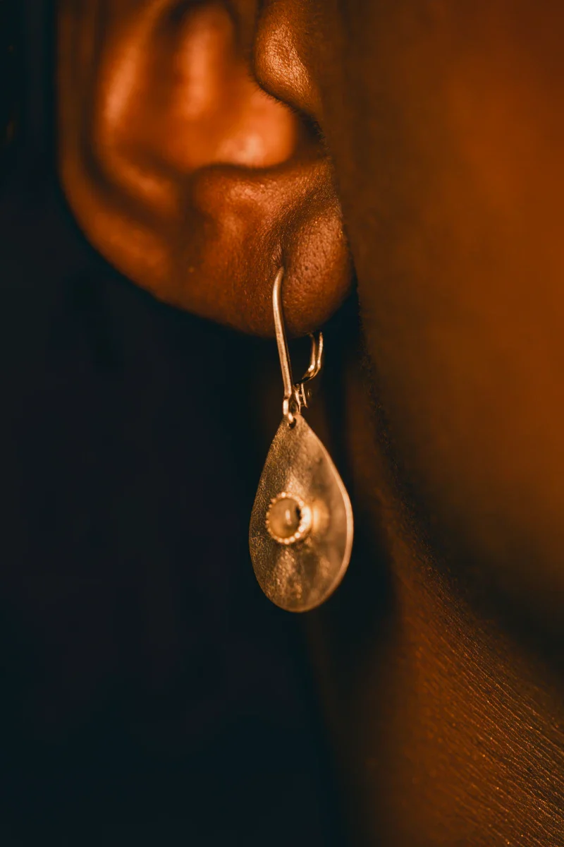 Boucles d'oreilles en forme de gouttes martelées avec pierres fines naturelles - Image 5