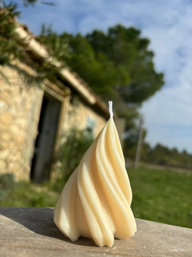 Bougie artisanale en forme de Sapin - Image 4