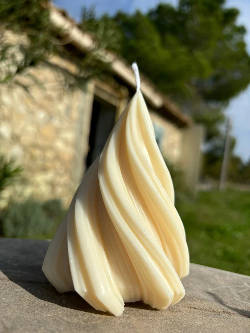 Bougie artisanale en forme de Sapin - Image 5