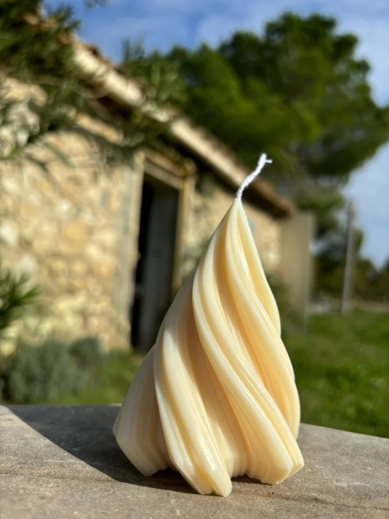 Bougie artisanale en forme de Sapin - Image 6