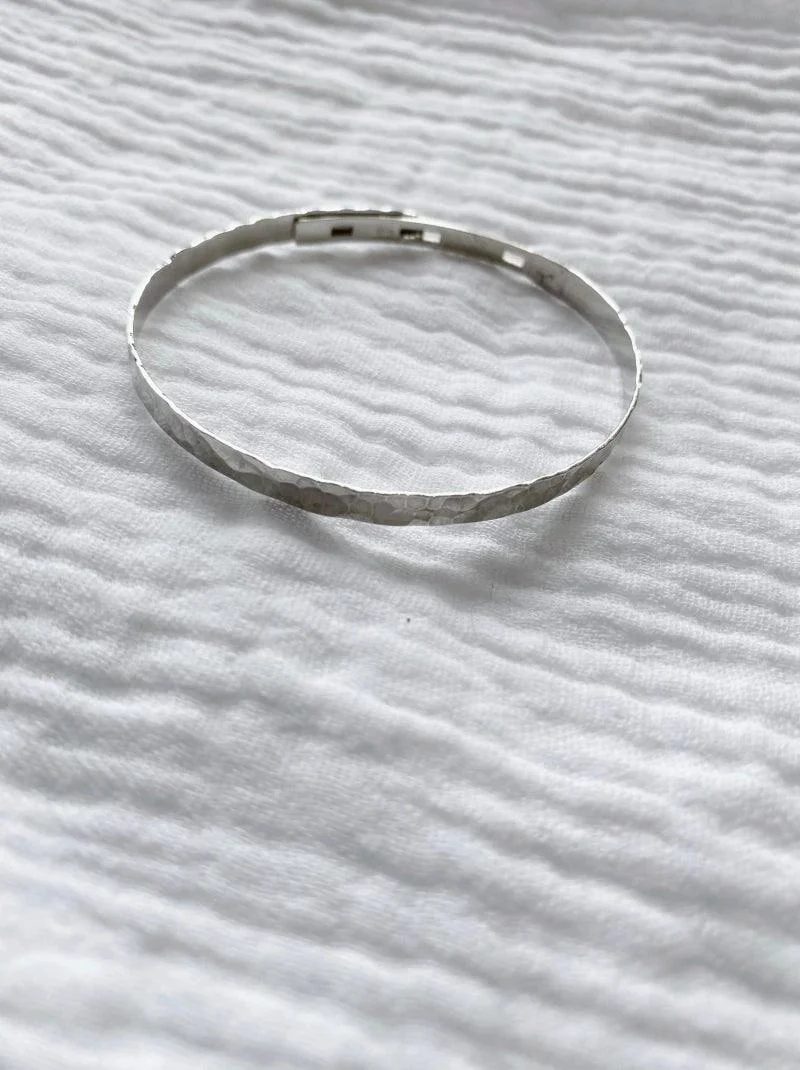 Bracelet dorée ou argentée en jonc - Roches - Image 5