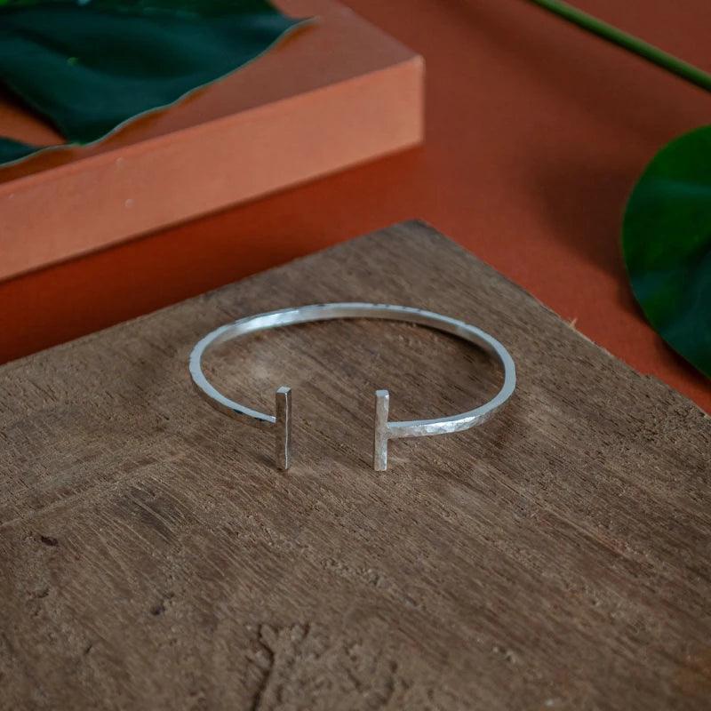 Bracelet fin T argent / martelé - Gabriela - Image 5