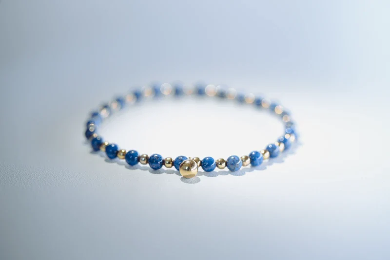 Bracelet fait main avec pierres naturelles et perles dorées - Image 2