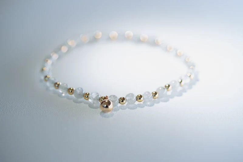Bracelet fait main avec pierres naturelles et perles dorées - Image 3