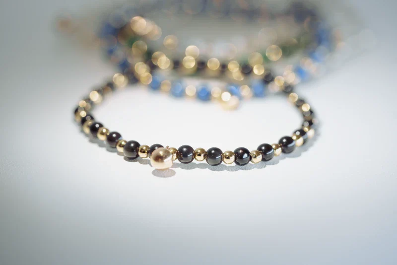 Bracelet fait main avec pierres naturelles et perles dorées - Image 4