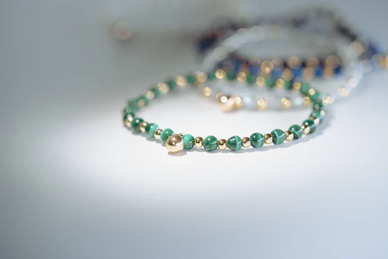 Bracelet fait main avec pierres naturelles et perles dorées - Image 5