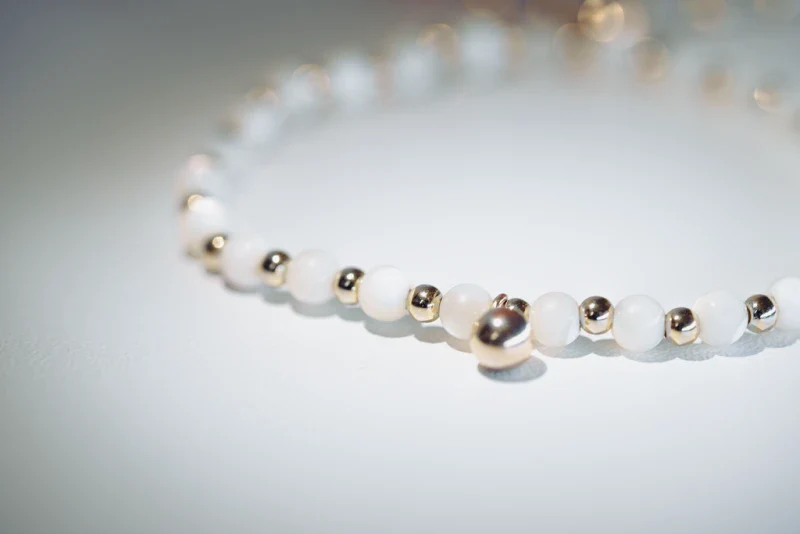 Bracelet fait main avec pierres naturelles et perles dorées - Image 6