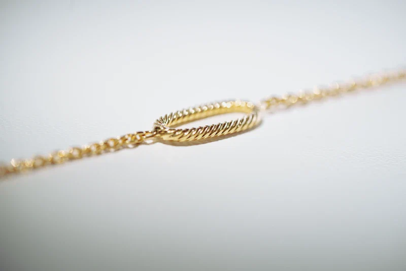 Bracelet Minimaliste avec Pendentif Rectangulaire - Image 3
