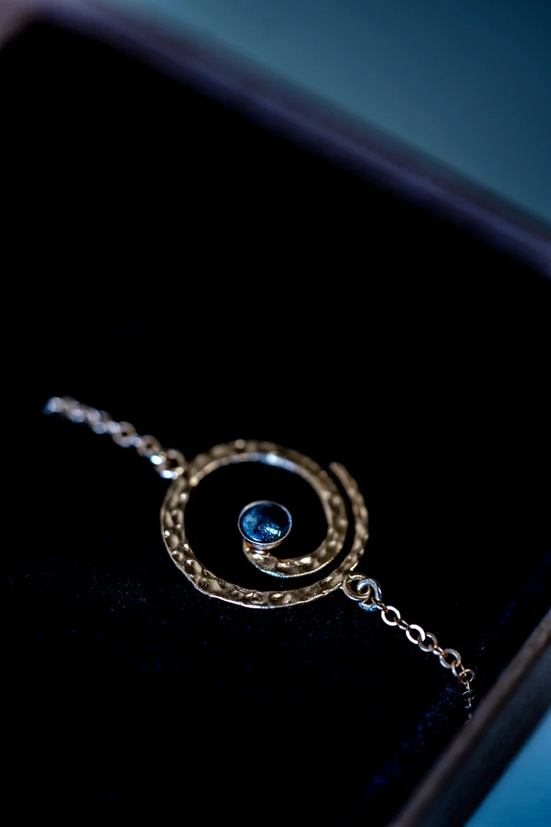 Bracelet spirale martelé et pierre naturelle - Image 2