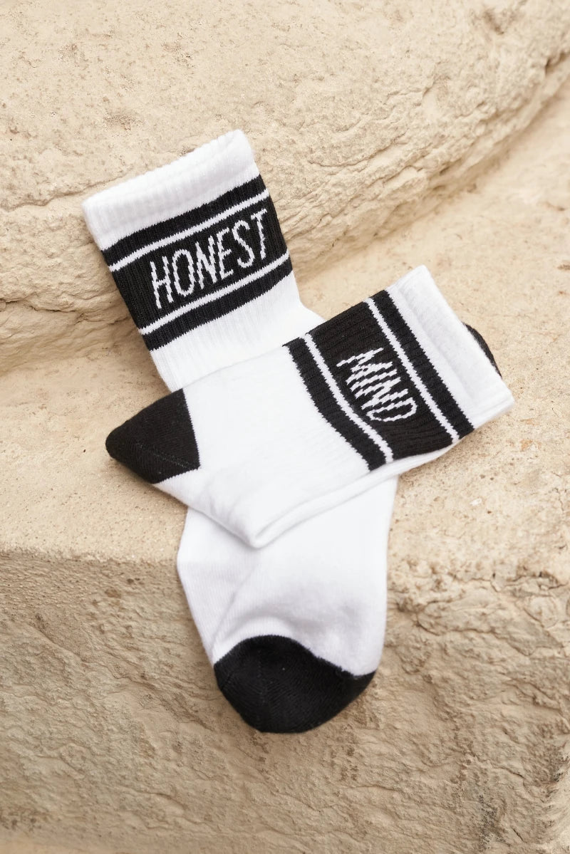 Chaussettes unisexes blanches à bandes noires - HonestMind - Image 2