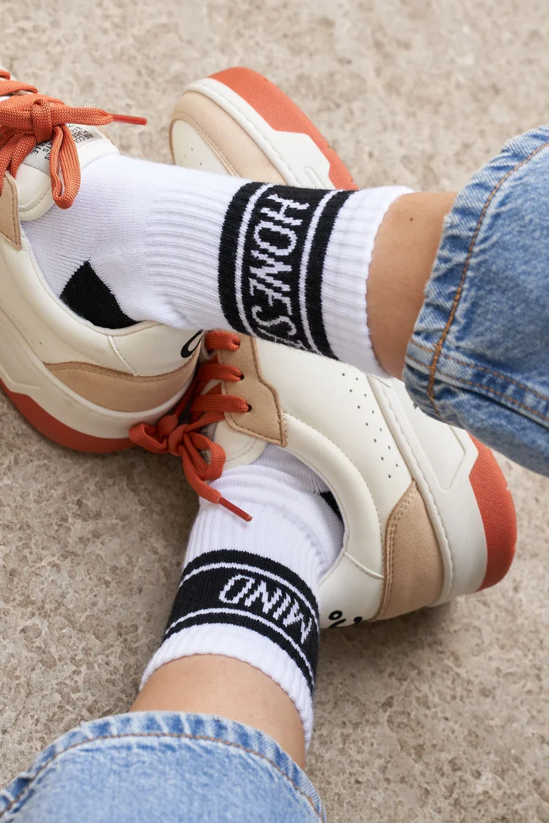 Chaussettes unisexes blanches à bandes noires - HonestMind - Image 3