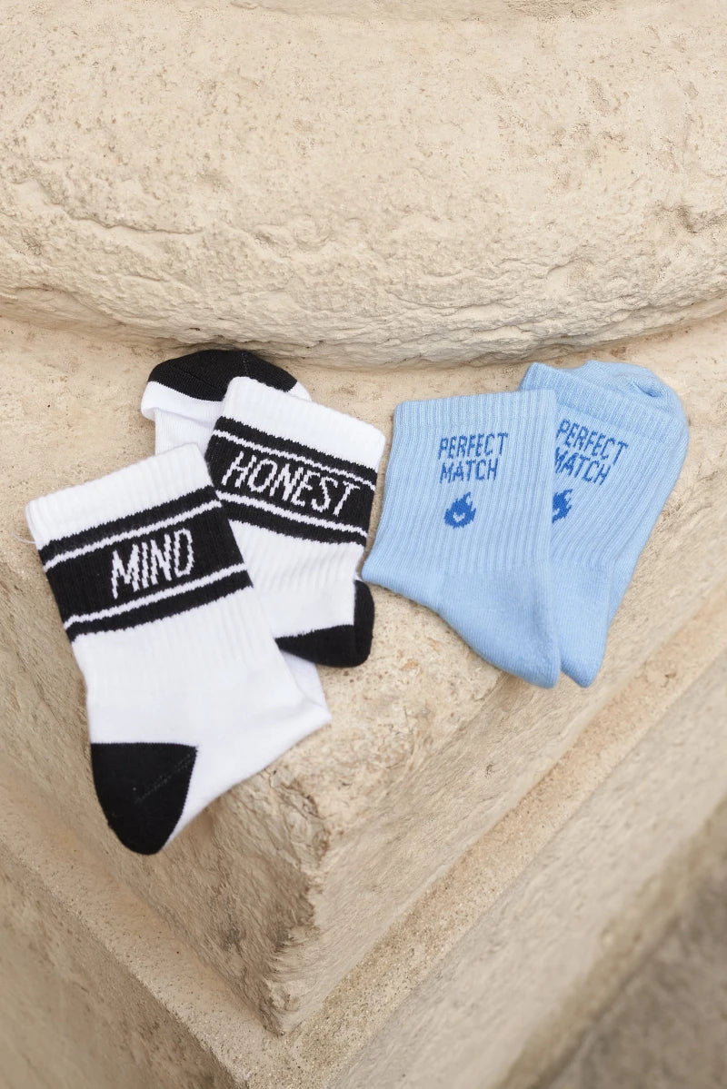Chaussettes unisexes blanches à bandes noires - HonestMind - Image 4