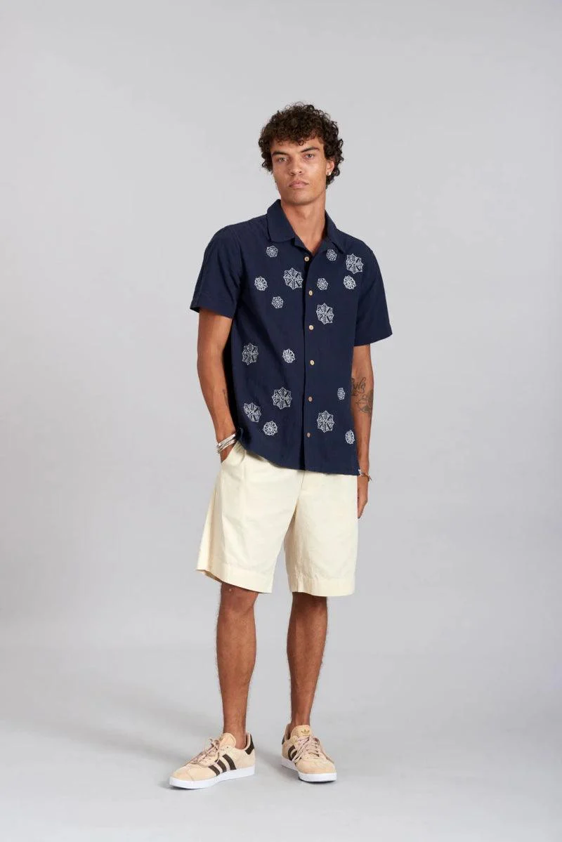 Chemise bleu marine brodée pour homme en coton bio - Spindrift - Image 2