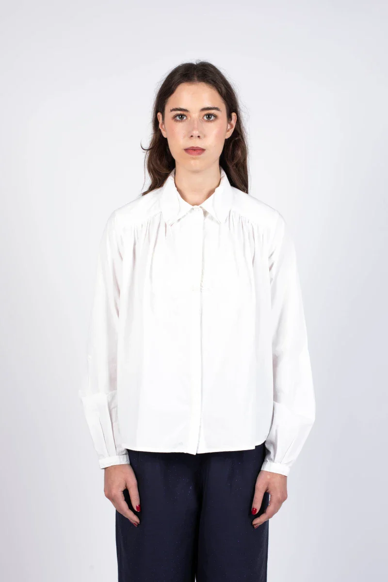 Chemise blanche avec broderie florale réalisée à la main - Image 10