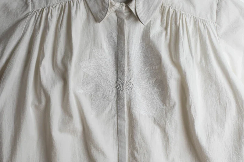 Chemise blanche avec broderie florale réalisée à la main - Image 12