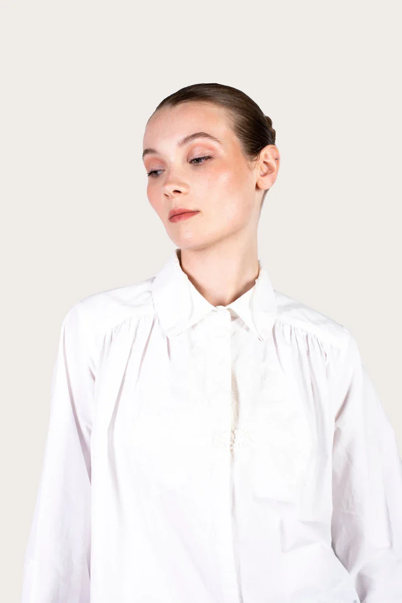 Chemise blanche avec broderie florale réalisée à la main - Image 13