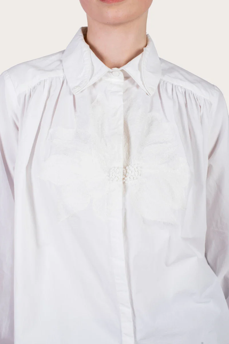 Chemise blanche avec broderie florale réalisée à la main - Image 14
