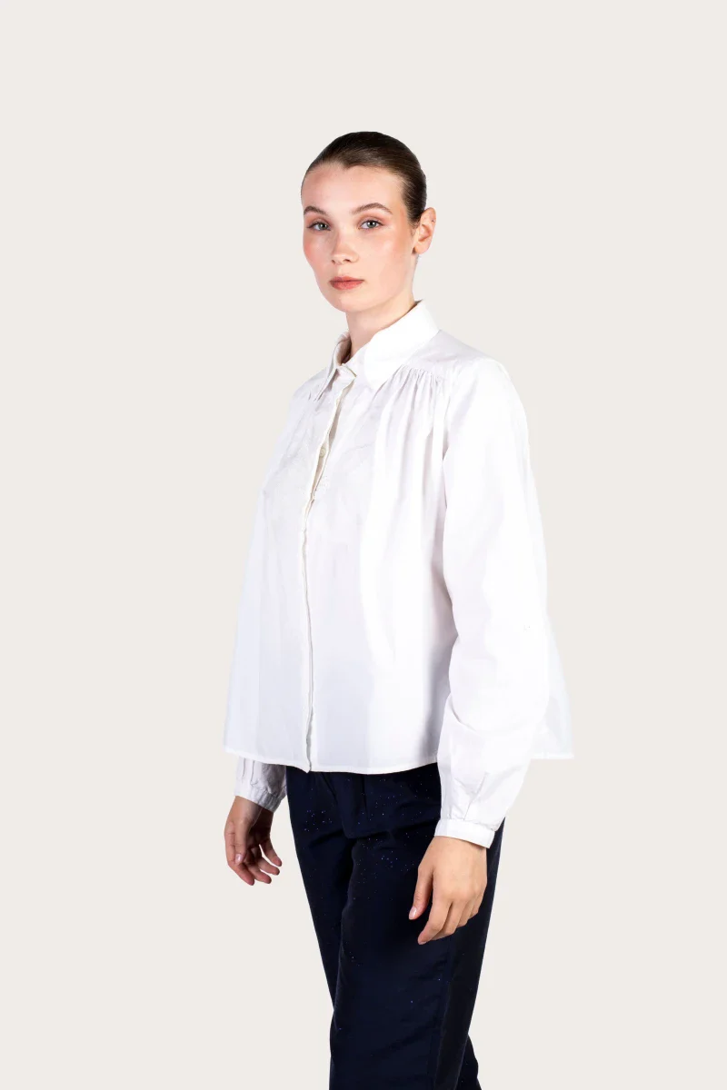Chemise blanche avec broderie florale réalisée à la main - Image 15