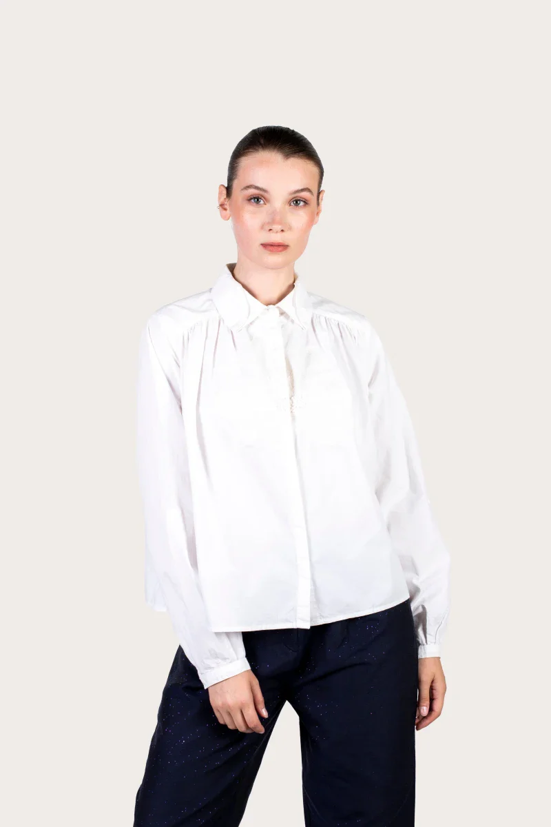 Chemise blanche avec broderie florale réalisée à la main - Image 2