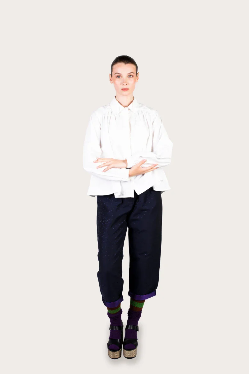 Chemise blanche avec broderie florale réalisée à la main - Image 3