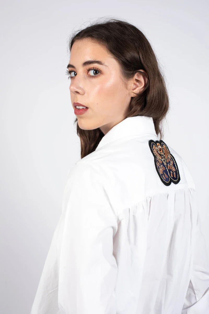 Chemise blanche avec broderie florale réalisée à la main - Image 4