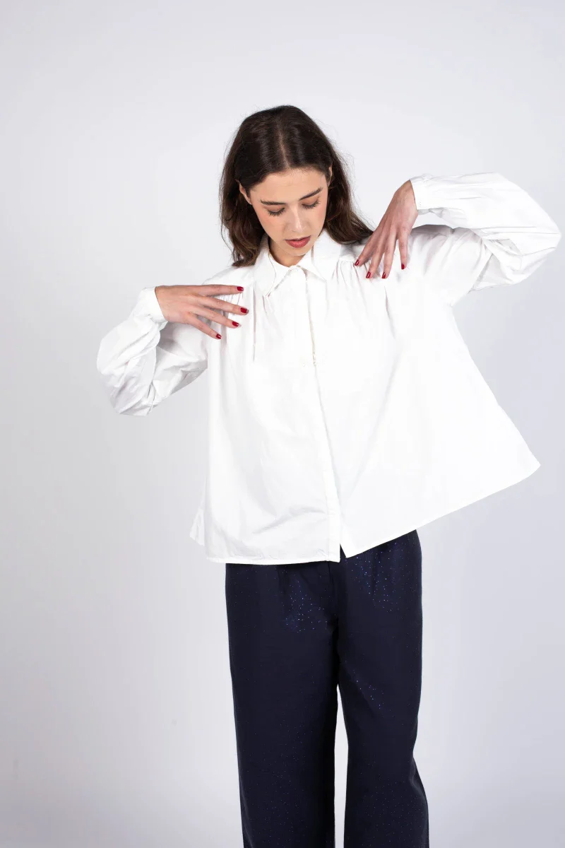 Chemise blanche avec broderie florale réalisée à la main - Image 5