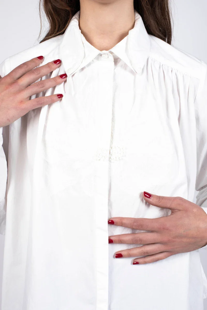 Chemise blanche avec broderie florale réalisée à la main - Image 6