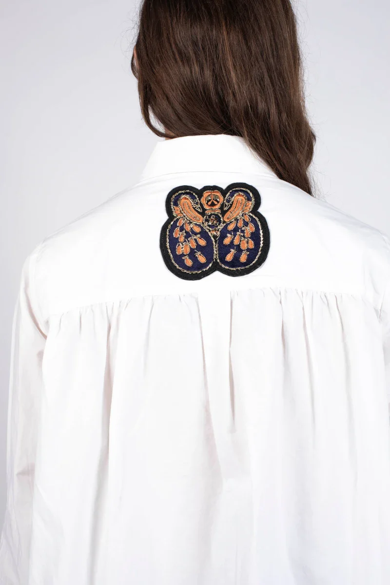 Chemise blanche avec broderie florale réalisée à la main - Image 7