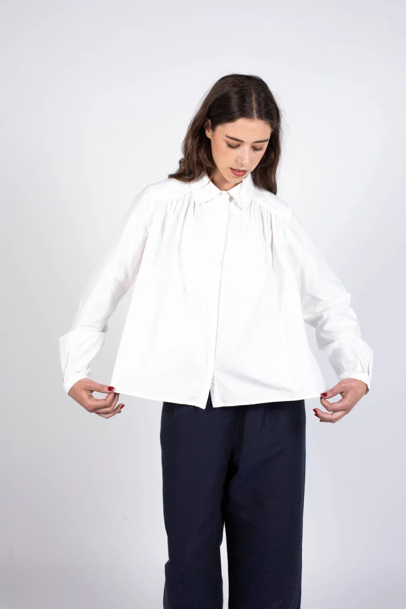Chemise blanche avec broderie florale réalisée à la main - Image 8