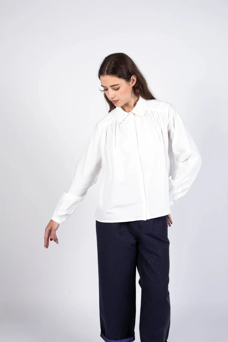 Chemise blanche avec broderie florale réalisée à la main - Image 9
