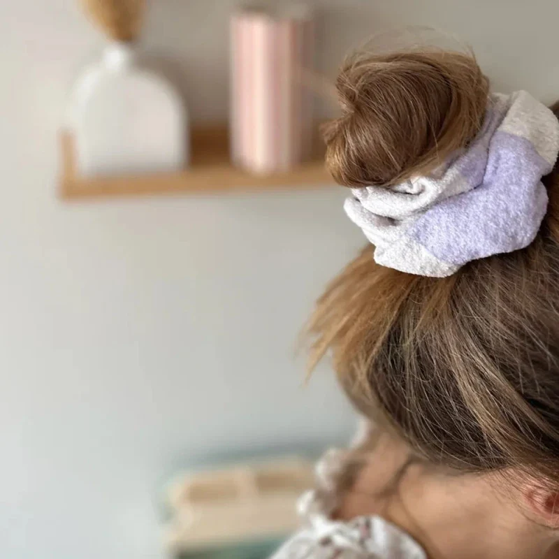 Chouchou upcyclé – Lilas et blanc/crème - Rachel - Image 8