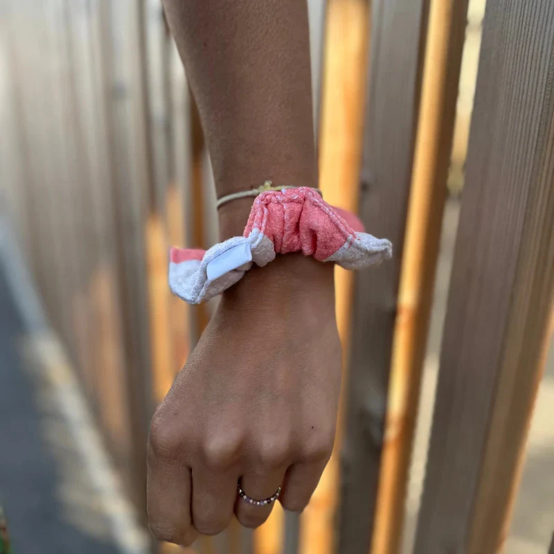Chouchou upcyclé – Rayé corail vif et crème - Charlie - Image 10